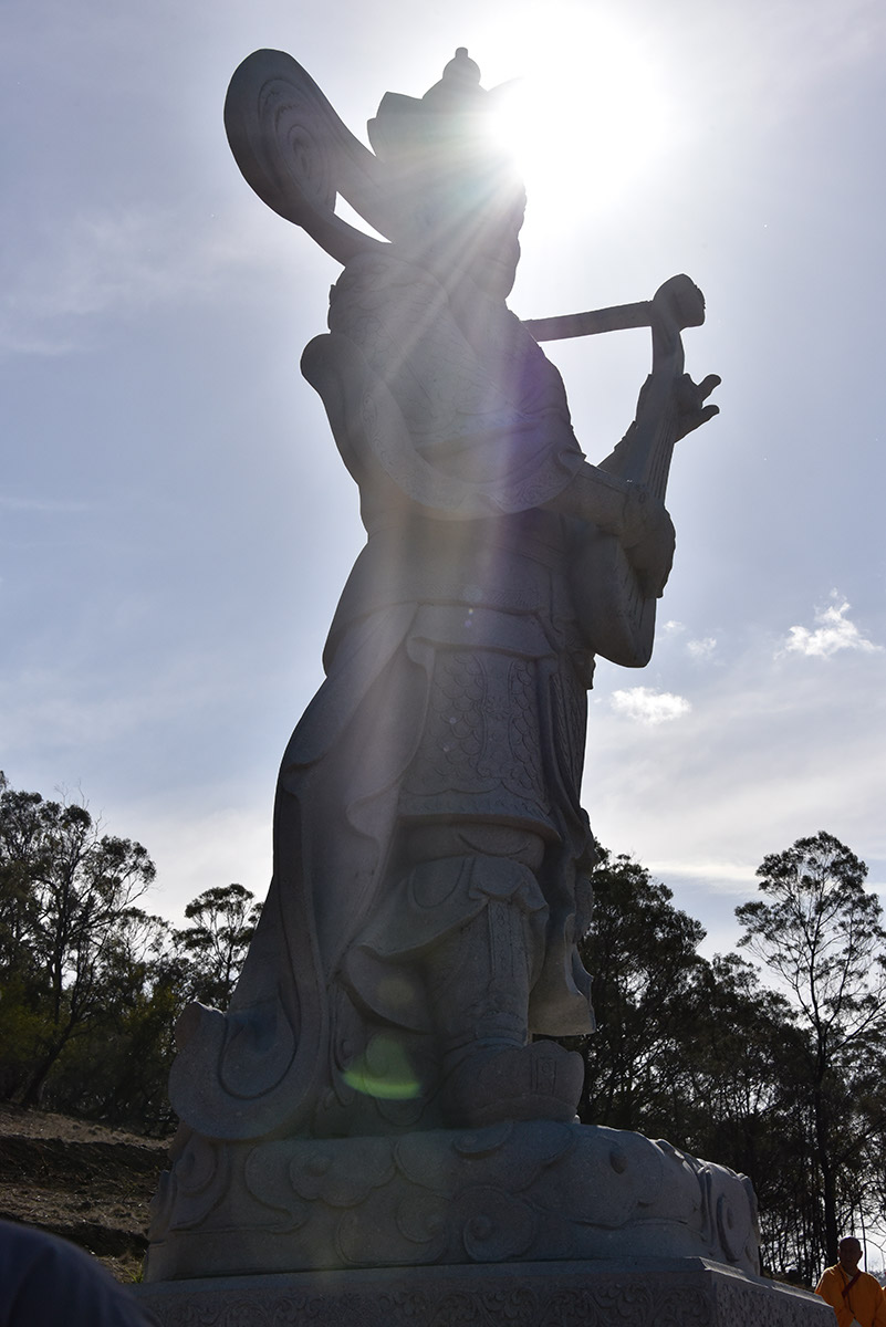 四大天王在因陀罗咒迴蕩之际，徐徐啟立，人天喜欢，降大吉祥。