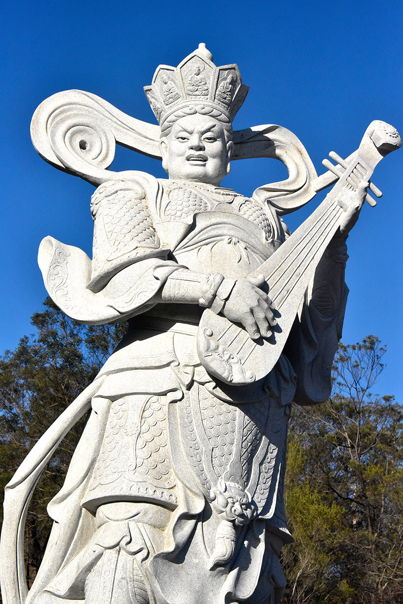 四大天王在因陀罗咒迴蕩之际，徐徐啟立，人天喜欢，降大吉祥。