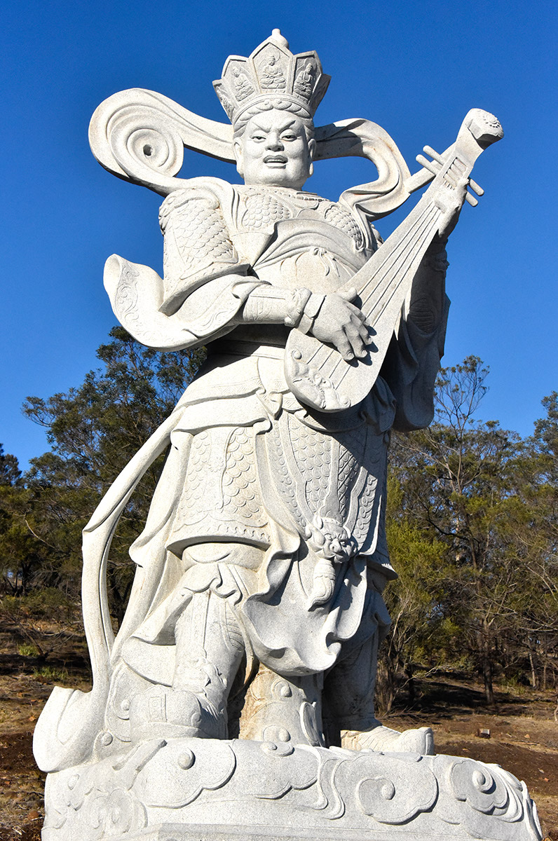 四大天王在因陀罗咒迴蕩之际，徐徐啟立，人天喜欢，降大吉祥。