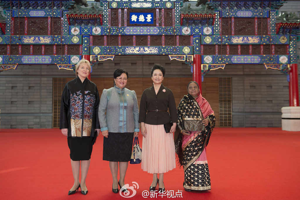 彭丽媛邀请3位政要夫人参观首博 一起听京剧.jpg