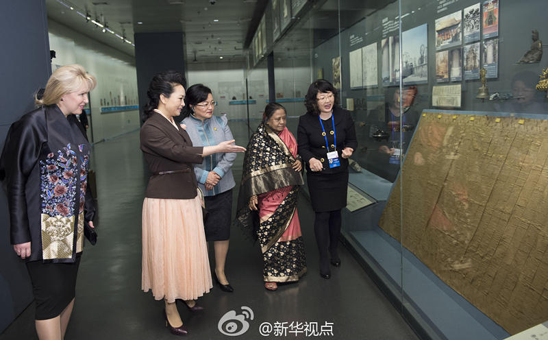彭丽媛邀请3位政要夫人参观首博 一起听京剧3.jpg