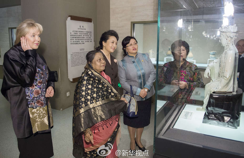 彭丽媛邀请3位政要夫人参观首博 一起听京剧4.jpg